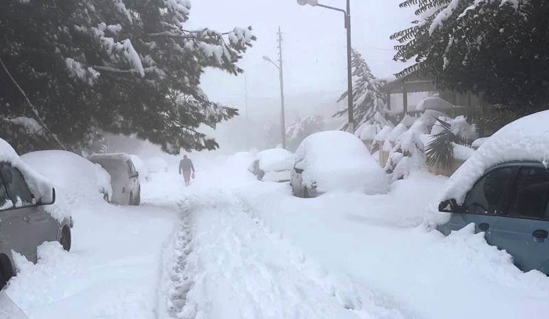 إنقاذ عائلة احتجزت في الثلوج